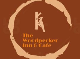 The Woodpecker Inn & Café, Jibhi, hotel in Jibhi
