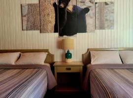 High Falls Motel & Cabins