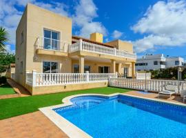 Villa next to playa Bossa, casa a Sant Josep de sa Talaia