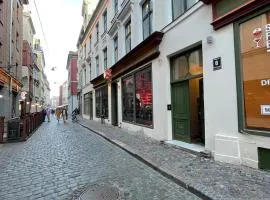 Home Sweet Home, Early check in