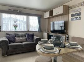 The Palm - Large Static Caravan near Margate, Kent, hotel with parking in Birchington