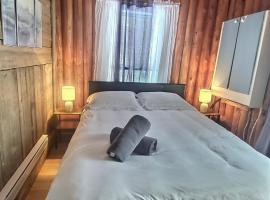 Nelson Warm Log Cabin with Private Hot Tub, chalet i Rivière-Rouge