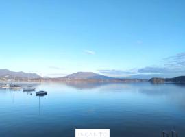 Un'oasi di pace fronte lago, hotelli kohteessa Lesa