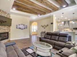 Chic Texas Abode with Patio and Fenced-In Yard!, hotel v mestu Tomball