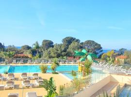 Bright cocoon with pool and sea view, hotel en Saint-Raphaël