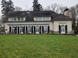 Aux Berges du Lac de Mondon, hotel com estacionamento em Mailhac-sur-Benaize