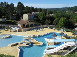 Village vacances Ardèche Odalys climatisé โรงแรมที่มีที่จอดรถในซาลาวาส์