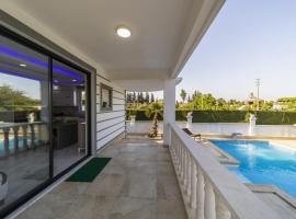 Marvelous Villa with Private Pool in Muratpasa, cabana o cottage a Antalya