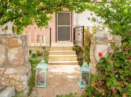 Summer House with Garden and Nature View in Cesme, hotel en Ildir