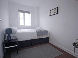 4ft Double bed with Parking & Wi-fi in Modern Townhouse in Long Eaton, hotel di Long Eaton