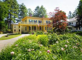 Historic Stockbridge On Main Street 3 Bedroom、ストックブリッジの駐車場付きホテル