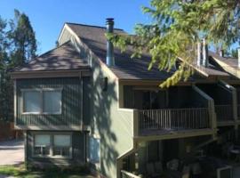 Akiskinook at Windermere Lake - Private beach access - New pool and hot tub now open!, hotell sihtkohas Invermere