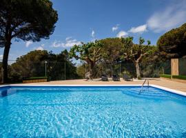 Maravillosa casa con piscina grande y bosque, casa de temporada em Tordera