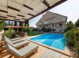 Serviced Family Suite by the sea, Mezaninе lеvеl, bed and breakfast en Bol