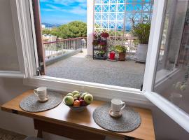 Zoumperi Nea Makri 4-5 guest apt big balconies 5 min to beach, παραλιακή κατοικία στη Νέα Μάκρη