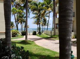 1st Level Unit Steps to Beach- Cold Air Conditioner at Poza del Mar Luquillo, hotel en Luquillo