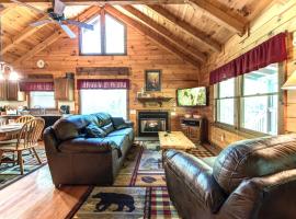 Fawn Cabin, 1 Bedroom, Sleeps 4, Hot Tub, Private, Pets, Gas Fireplace, βίλα σε Gatlinburg