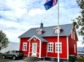 The Foreman house - an authentic town center Villa, holiday rental sa Húsavík