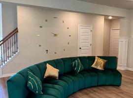 ~Modern 5 bedrooms Luxury home ~, parkolóval rendelkező hotel Atlantában