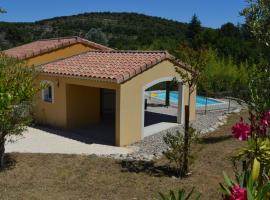 Comfortable villa with private swimming pool and close to the Ard che River, hôtel à Auriolles