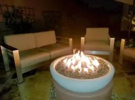 Stunning, Quiet Pvt Luxe Home! King Bed, Jacuzzi, Fire Pit, BBQ! Beautiful!