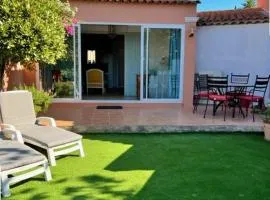 Maison climatisée 2 chambres, proche village, terrasse, jardinet, piscine, parking privé - FR-1-726-14