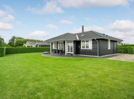 Nice Home In Haderslev With 3 Bedrooms And Wifi، فندق في Årøsund