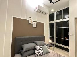 Cozy 2 BR Apartment w/ Pool Gym Wi-Fi & Work Space, alojamento com cozinha em Klang