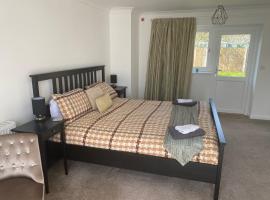 Number 6 - Lytton Tree Lodge, Reydon, Southwold, hotel with parking in Reydon