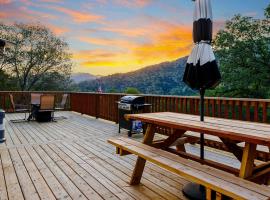 Secluded Mountain Top Home Minutes to Sequoias & Kings Canyon, hotel v destinácii Three Rivers