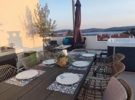 Penthouse Aurelia, rooftop terrace & jacuzzi, ξενοδοχείο σε Turanj