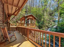 Black Bear Lodge, 6 Bedroom, Mtn and Waterfall Views, Pool Table, Sleeps 12, villa in Cosby