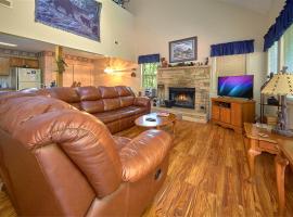 Mountain Hideaway, 1 Bedroom, Sleeps 2, Wood Fireplace, WiFi, Pool Table, semesterhus i Gatlinburg