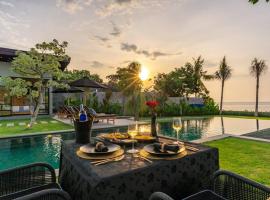 Sea View Pool House- Exclusive Beachfront Property, hotel med jacuzzi i Buleleng