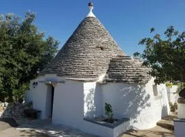 Antico trullo immerso nella campagna