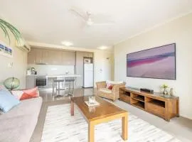 Seasalt Airlie Best location 1bed apt Private SPA Unit 4 - located within "Airlie Central Apartments"