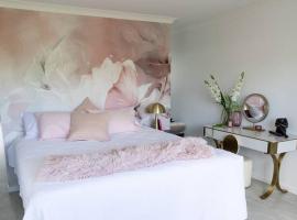 Serenity Cove luxe retreat, hotel em Maroochydore