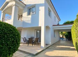 Cheerful 3 bdr villa near the beach, feriebolig i Coral Bay