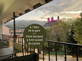 Studio Le Roof - Une vue splendide - Petit déjeuner inclus 1ère nuit - AUX 4 LOGIS, hotell i Foix