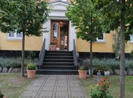 Femmasteren Hotel & Hostel, готель у місті Marstal