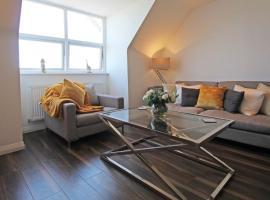 Sea front luxury apartment with sea views, hotel din Felixstowe
