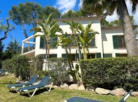 Beachhouse 2min to the sea with pool & wonderful garden, hotelli kohteessa Calvia Town