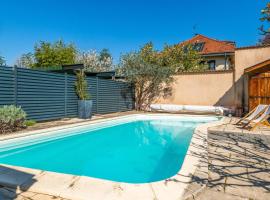 Beautiful villa with pool nearby Lyon - Welkeys, hotel in Champagne-au-Mont-dʼOr