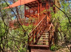 TreeHouses Ljubač Glamping Robinson、リュバッチのホテル