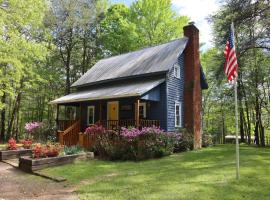 Romantic, Secluded Historic Cottage on 5 Acres 30 mins to TIEC, hotell i nærheten av North Greenville University i Landrum