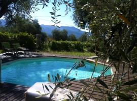 maison de vacances avec piscine, hotel sa parkingom u gradu Berre-des-Alpes