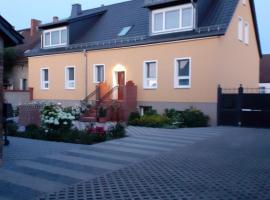 Ferienwohnungen Kusche，Stennewitz的附設泳池的飯店