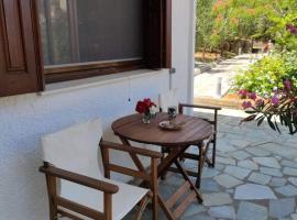 Ioanna's sweet & cozy apartment with garden view، مكان عطلات للإيجار في مونيمفاسيا