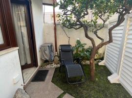 Sicily one room beach apartment front Eolie islands，斯帕達福拉的公寓