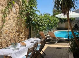 Charming village house with pool, hotel in Autignac